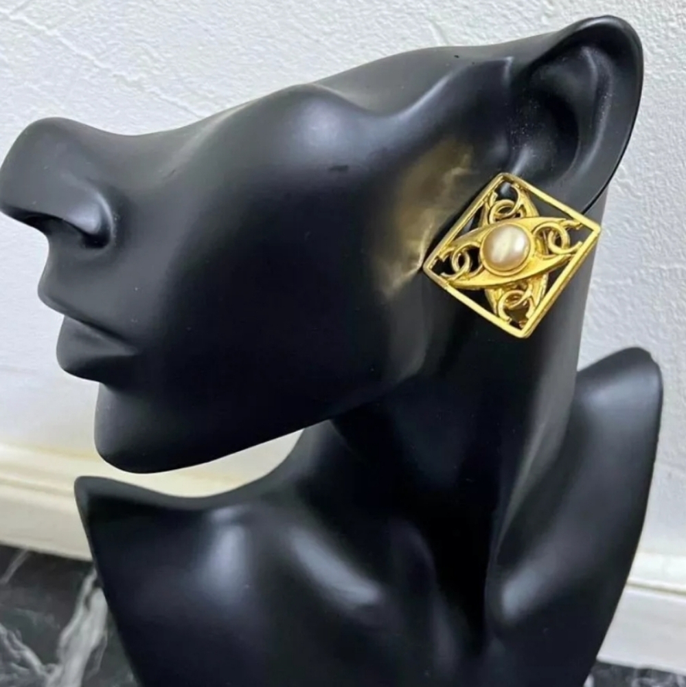 CHANEL Early 90's 4 CC COCO Square With Pearls Earrings - Picture 3 of 11